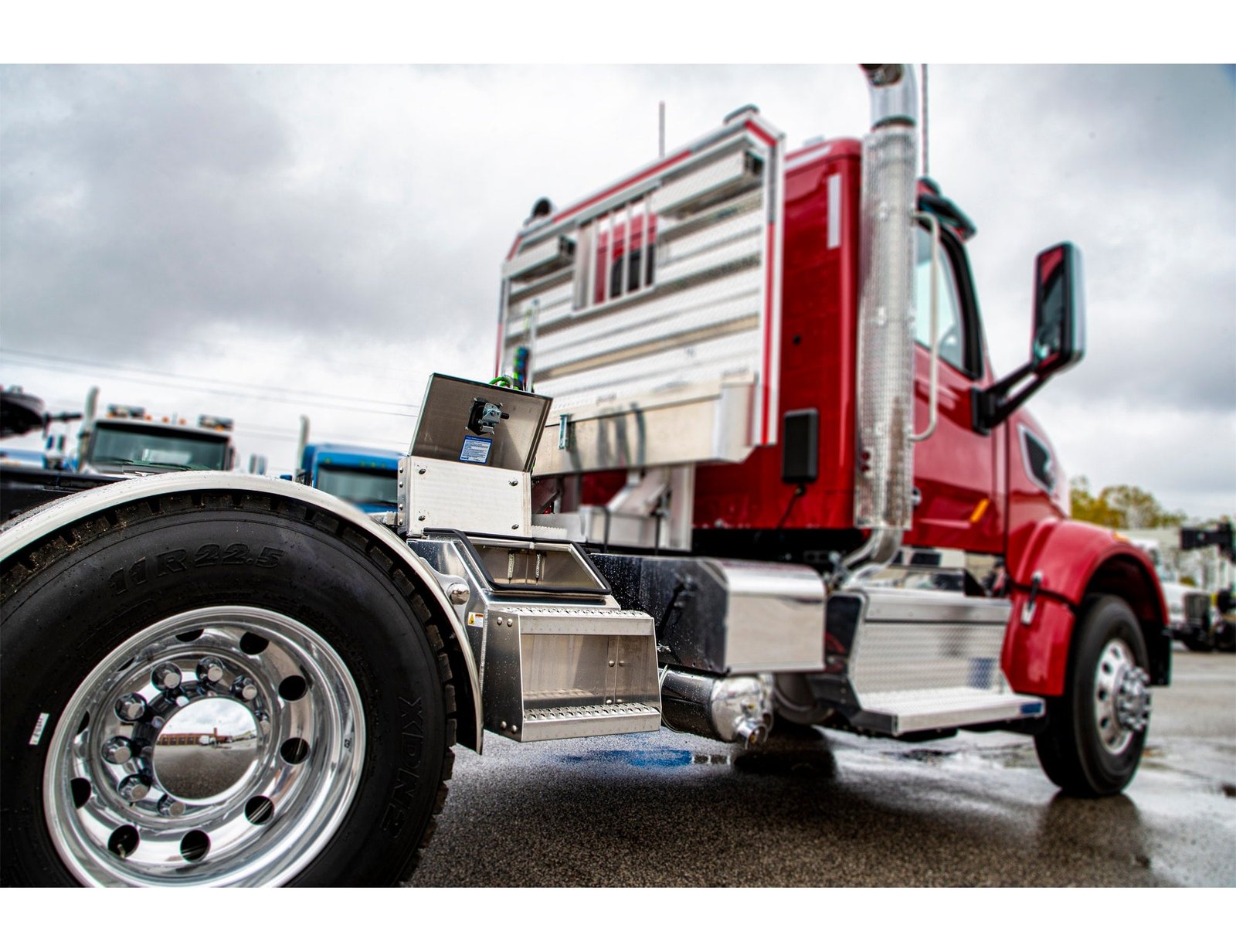 Buyers Products 28-in x 24-in x 18-in Smooth Aluminum Step Box Truck Tool Box 1705281 - Image 11